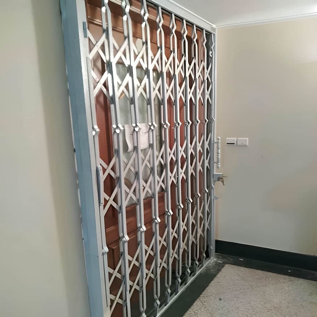 نصب حفاظ آکاردئونی ورودی مجتمع برای مسیر پرتردد