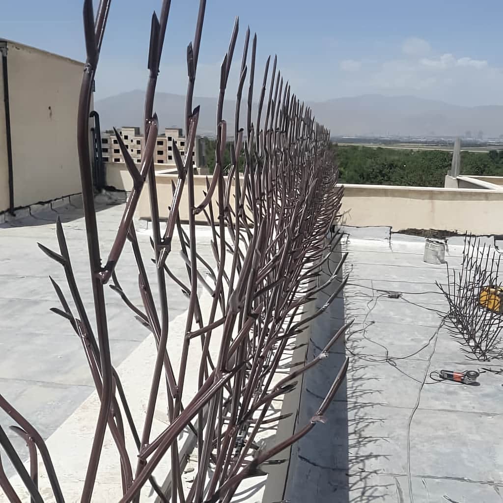 اجرای حفاظ دیوار بلند ضد سرقت روی تاج دیوار