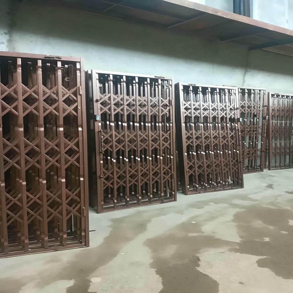 اجرای حفاظ درب ضد سرقت فلزی با اندازه گیری دقیق