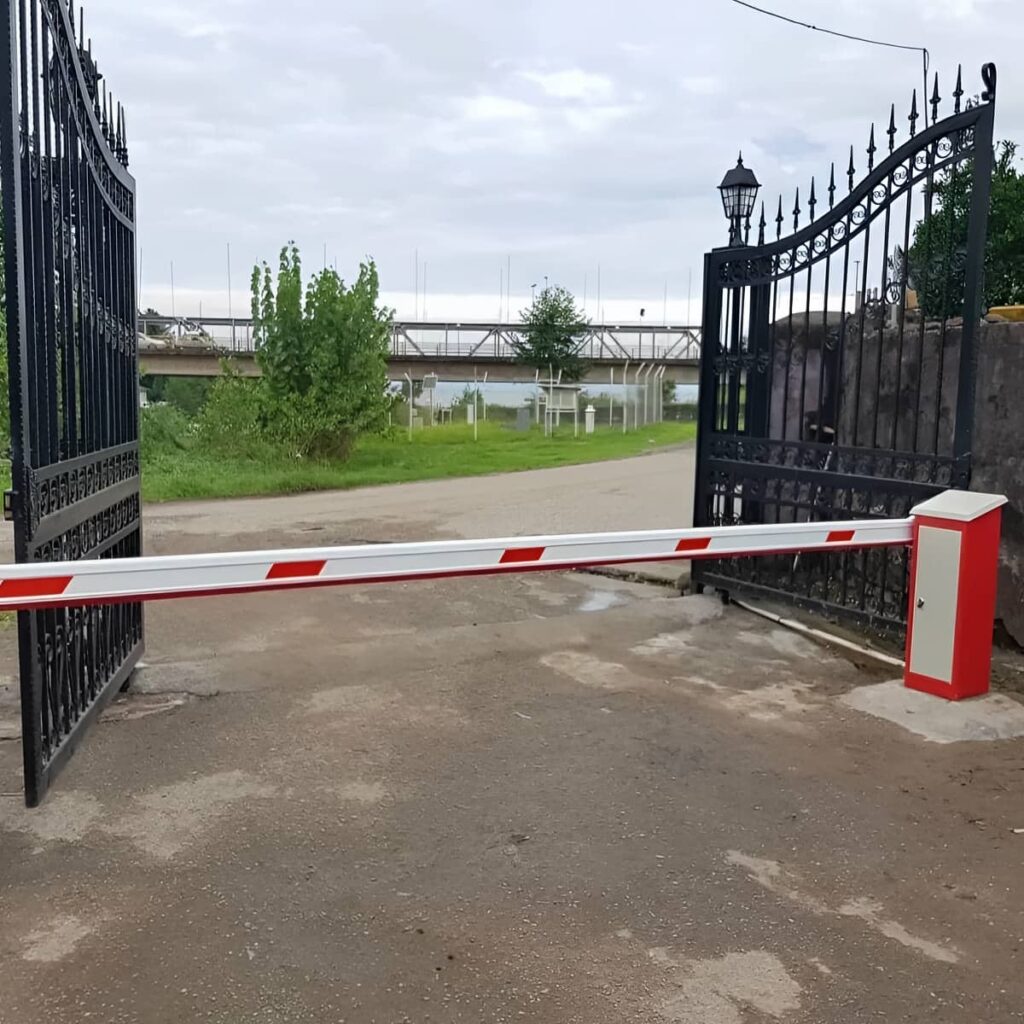 فتوسل راهبند ایمنی خودرو با لنز شفاف و قابل سرویس