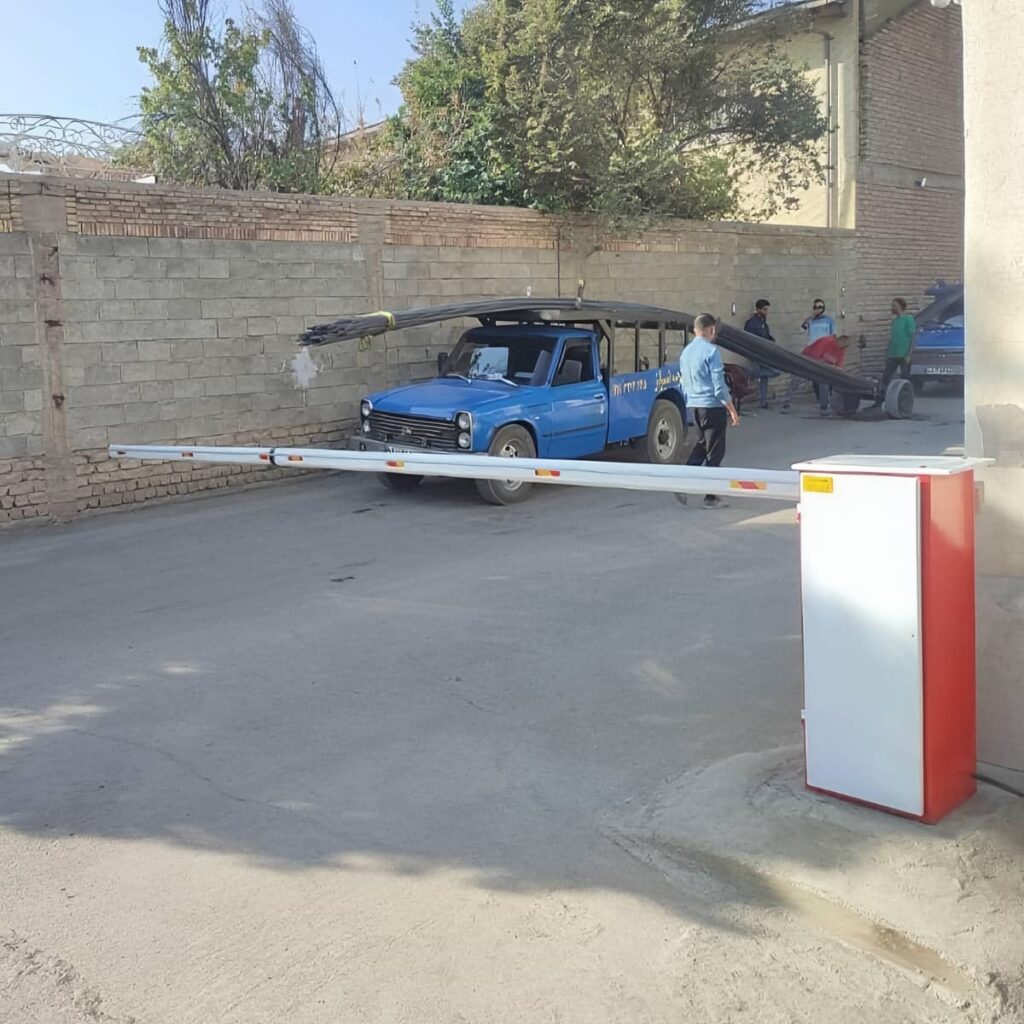 راهبند ورودی صنعتی کامیون رو با موتور دائم کار مقاوم