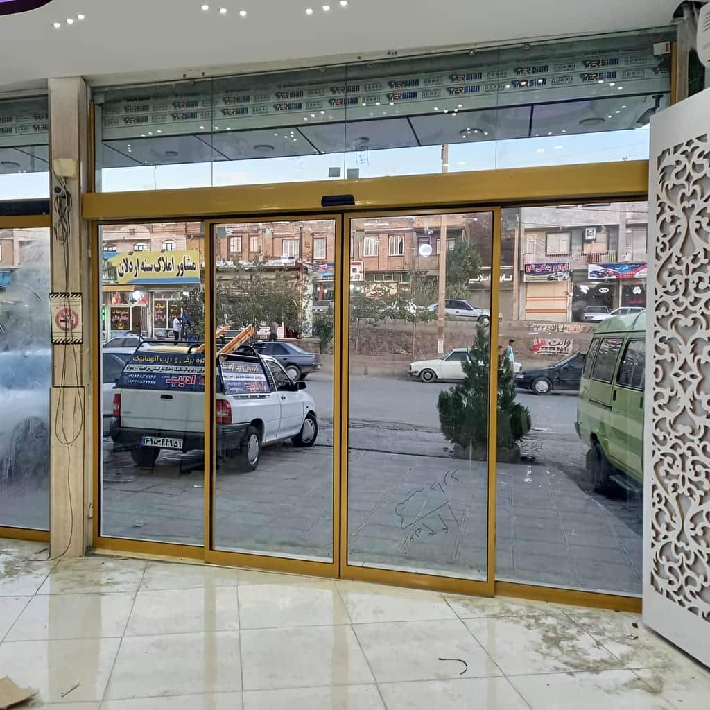 درب اتوماتیک شیشه ای تک لنگه لولایی با اپراتور بازویی کم صدا