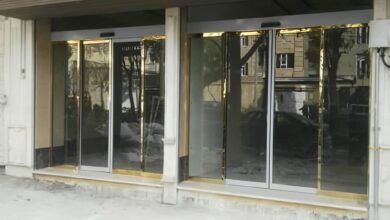 درب اتوماتیک شیشه ای تک لنگه لولایی با شیشه سکوریت شفاف
