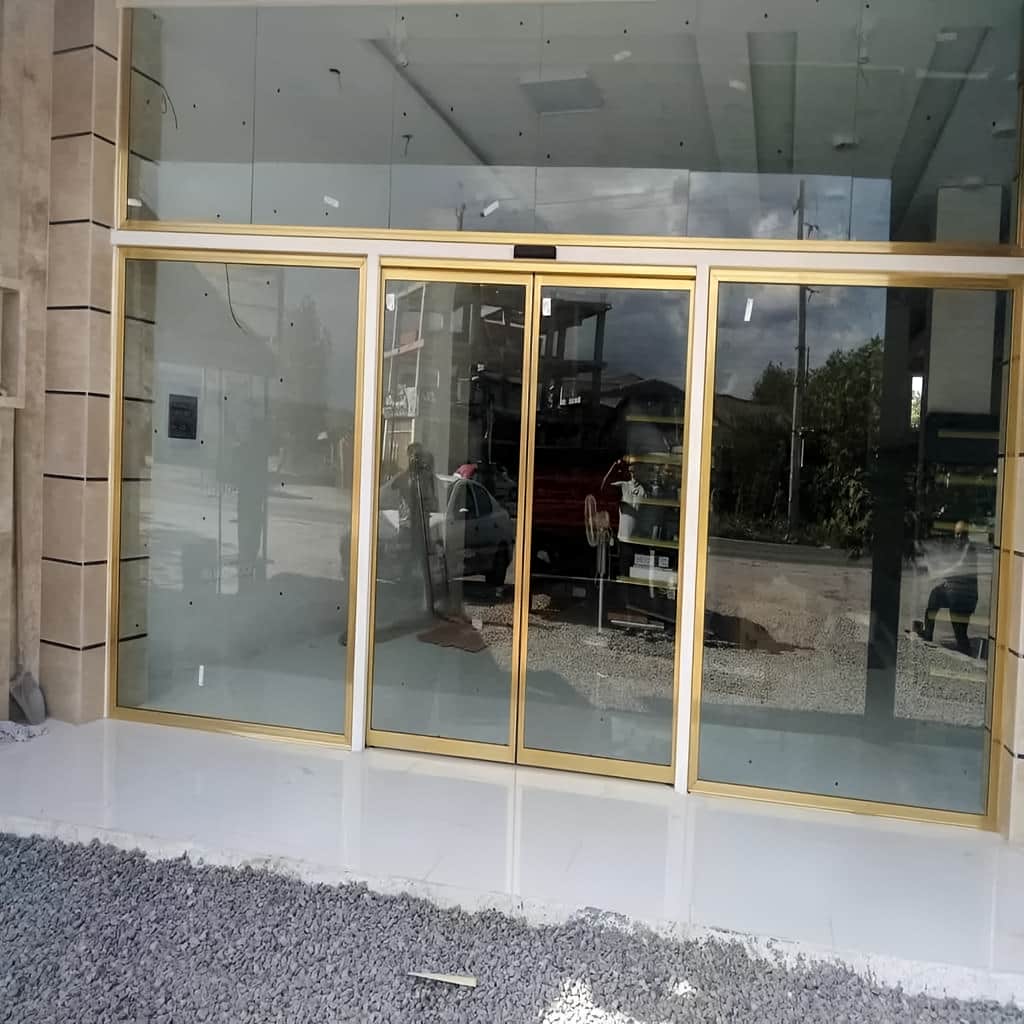 درب شیشه ای اتوماتیک کشویی دو لت با کاور فلزی اپراتور