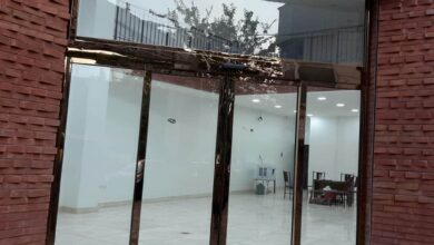 درب اتوماتیک شیشه ای مدرن فریم مشکی با شیشه سکوریت شفاف