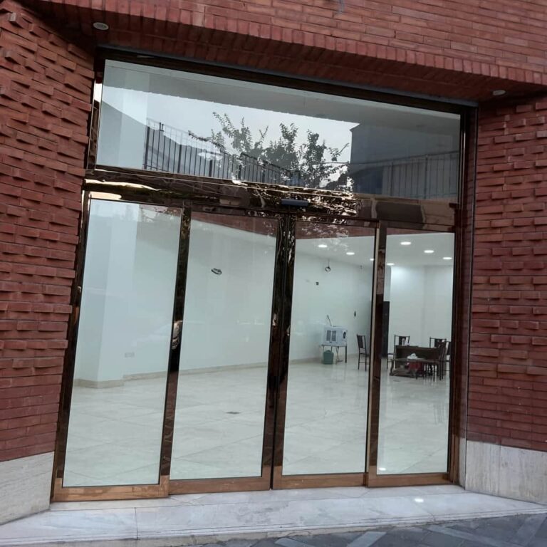 درب اتوماتیک شیشه ای مدرن فریم مشکی با شیشه سکوریت شفاف