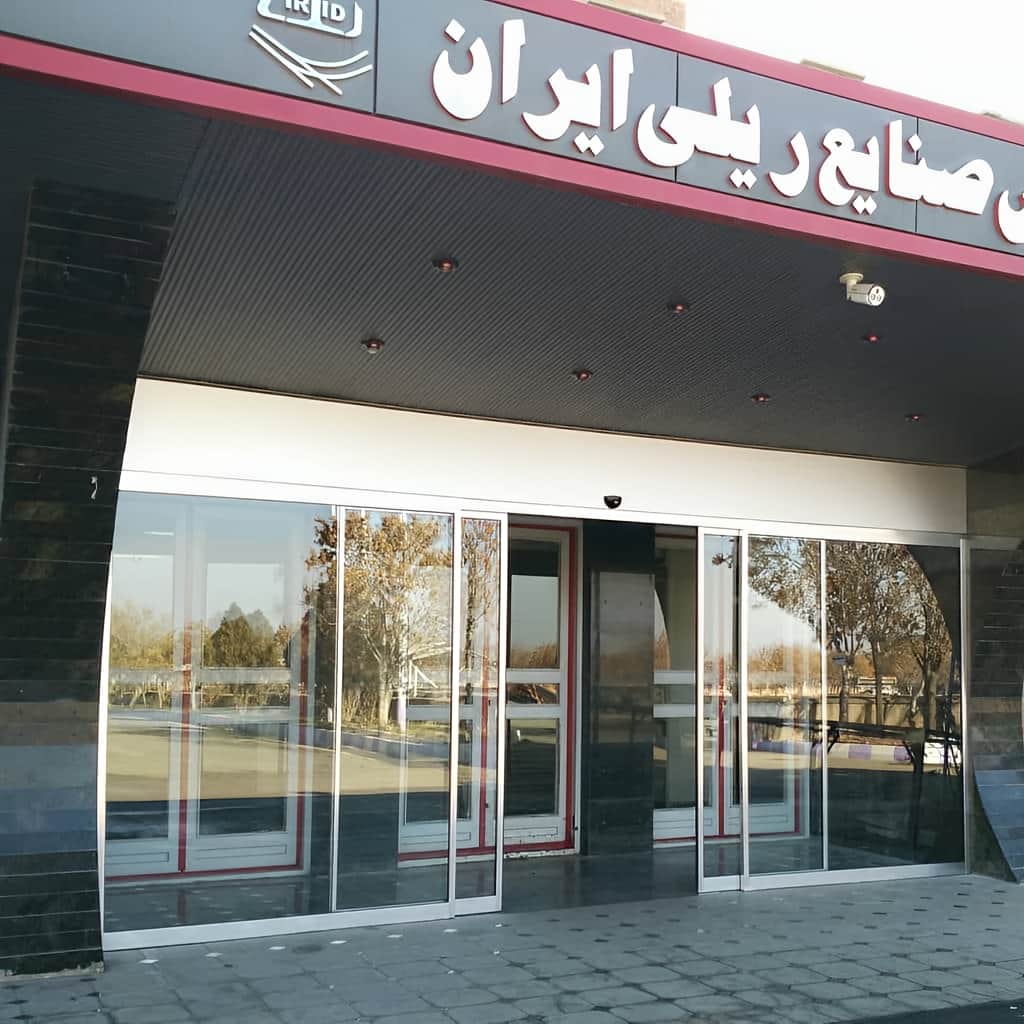 درب اتوماتیک شیشه ای لولایی سنسوردار مناسب ورودی داخلی