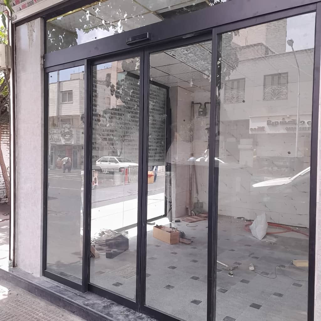 درب شیشه ای اتوماتیک کشویی دو لت فریم دار با یراق مقاوم