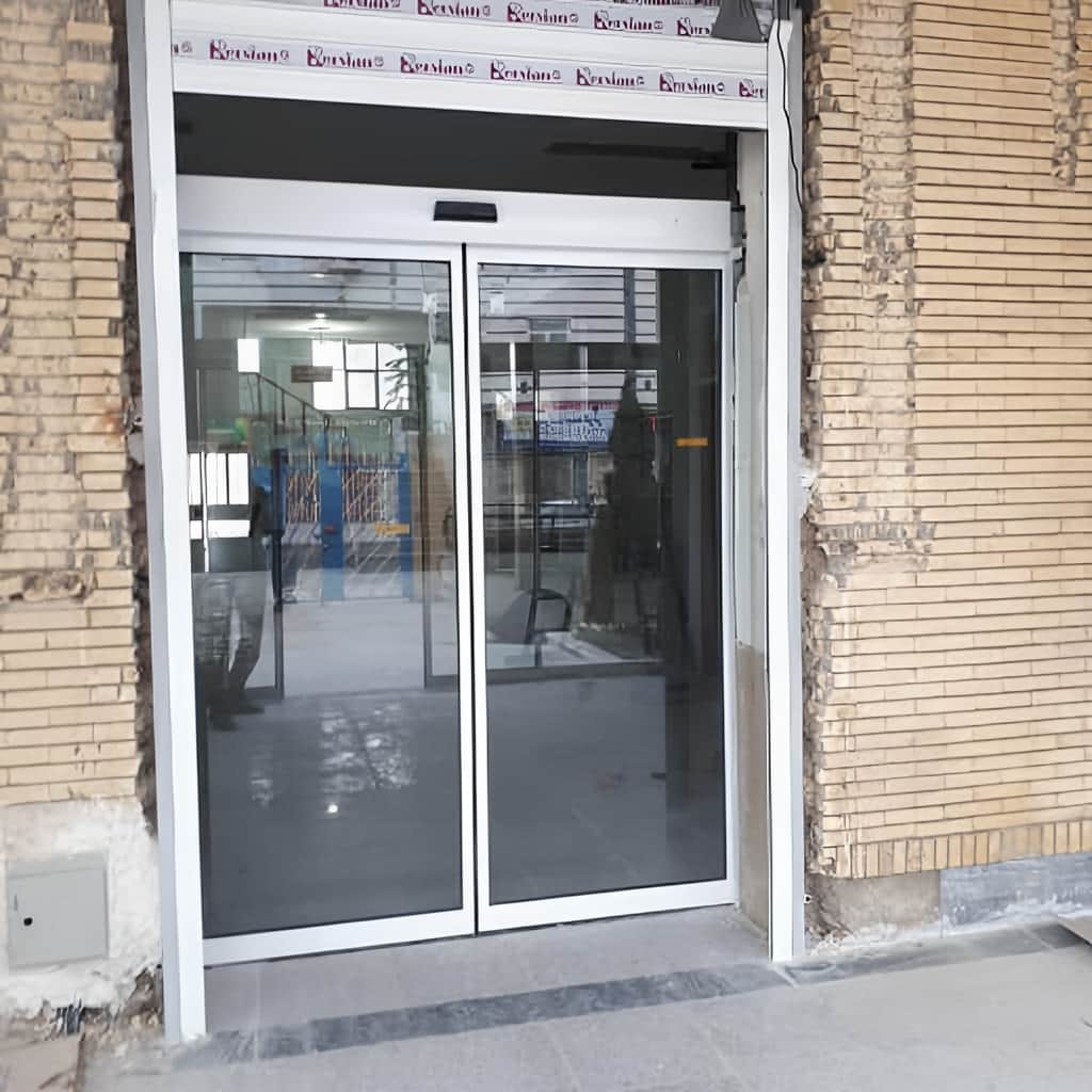 درب اتوماتیک شیشه ای فریم دار با یراق مقاوم و حرکت روان