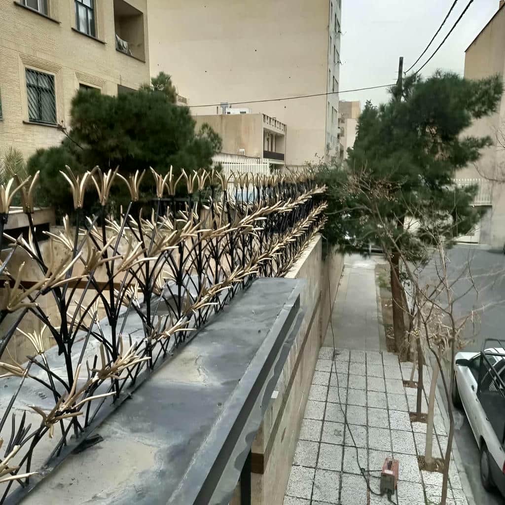 حفاظ دیوار باغ ویلا با طراحی شاخ گوزنی مقاوم