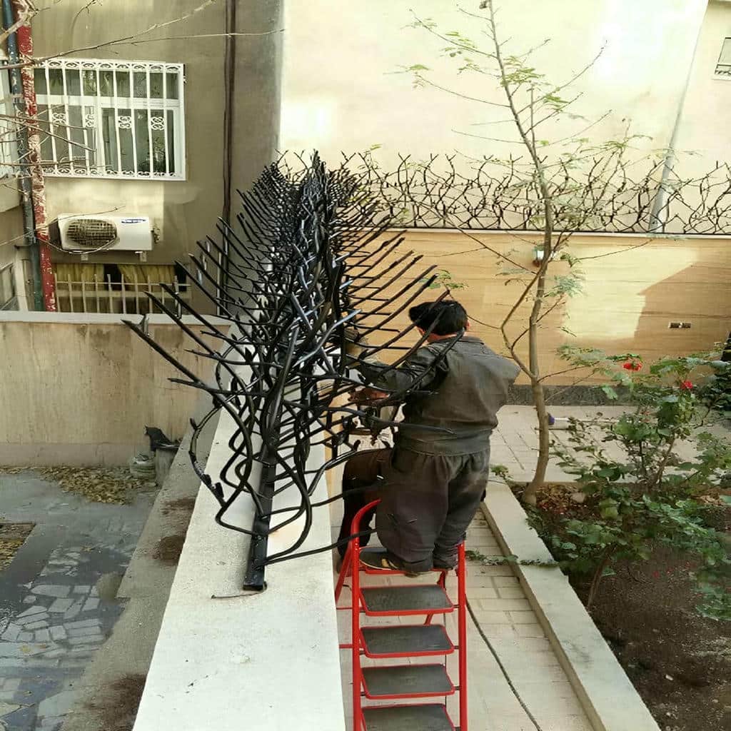 اجرای حفاظ دیوار شاخ گوزنی میلگرد خمکاری روی تاج دیوار
