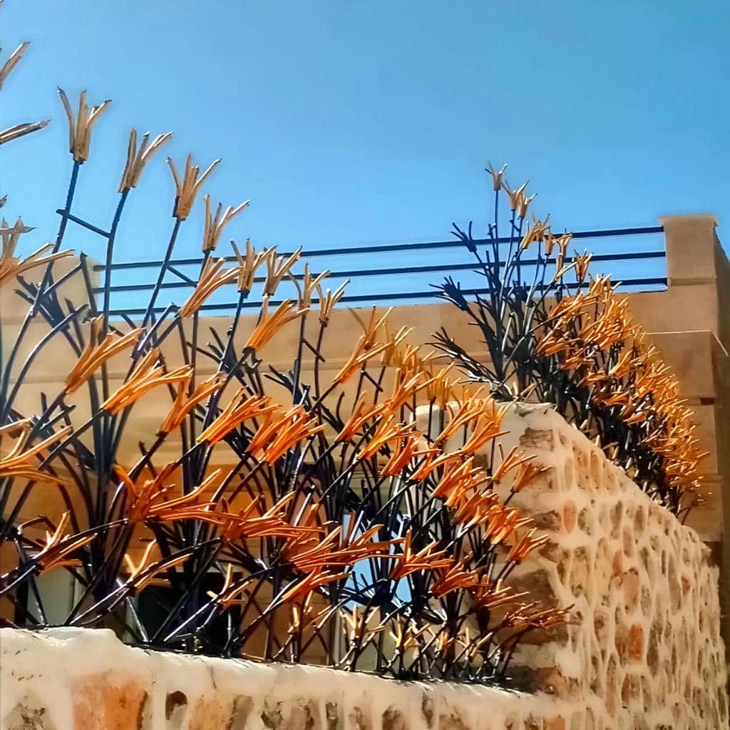 اجرای حفاظ دیوار ویلا نمای سنگی روی تاج دیوار