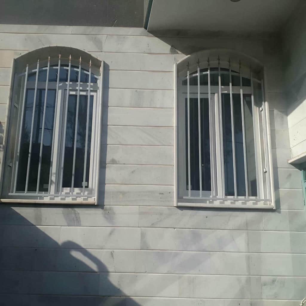 حفاظ پنجره شیک قاب دار میله عمودی برای امنیت منظم