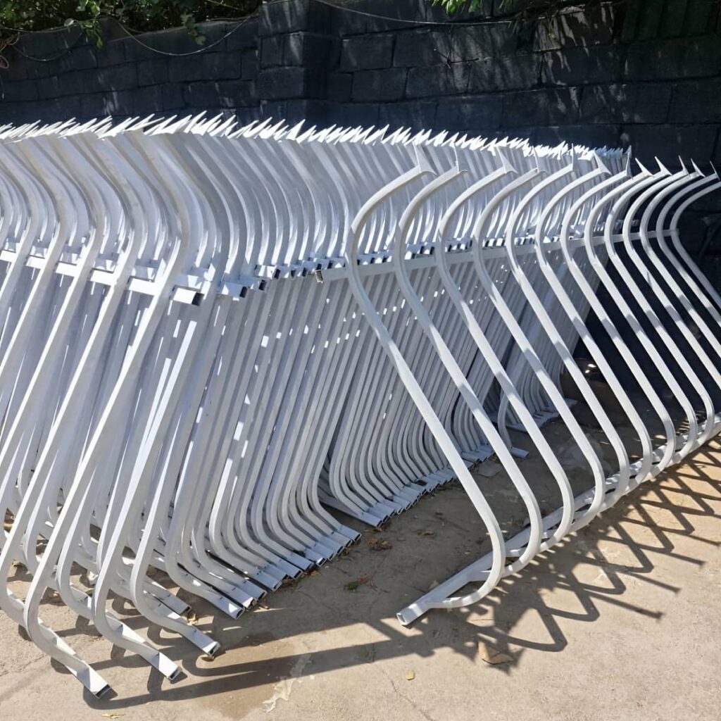 نصب حفاظ دیوار شیک روی سنگ تراورتن برای نمای ویلایی