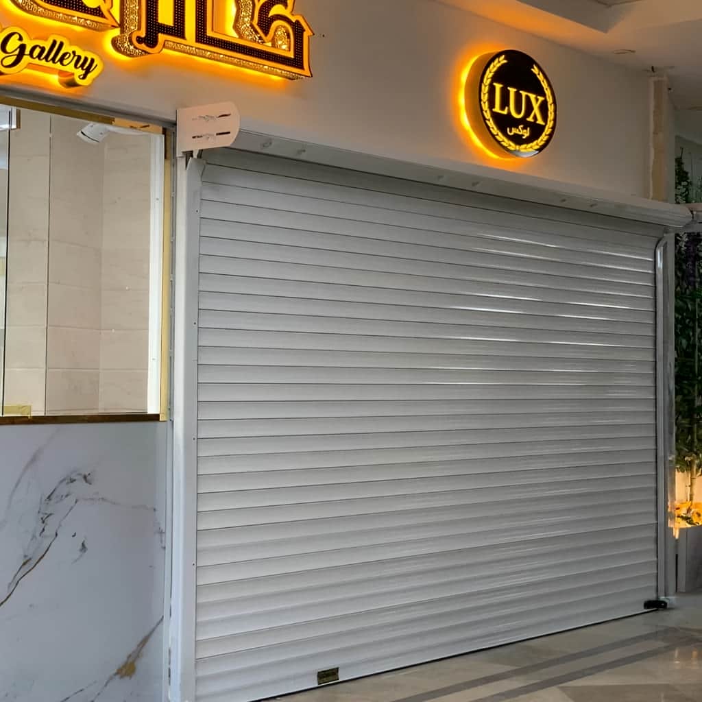 اجرای کرکره برقی مدرن نمای تجاری با کنترل کیفیت نصب