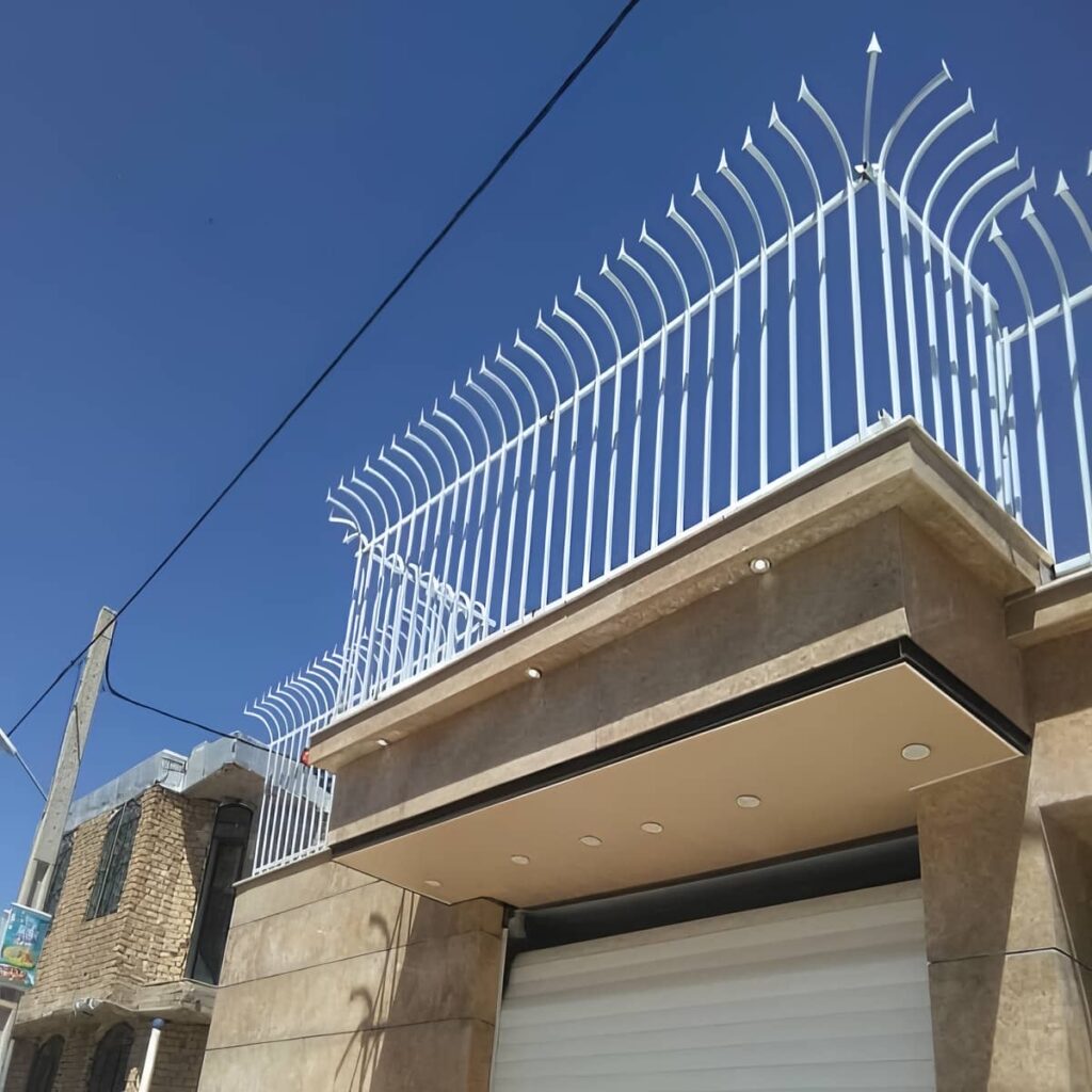 نصب حفاظ دیوار ویلایی مدرن طرح نیزه برای نمای ویلا