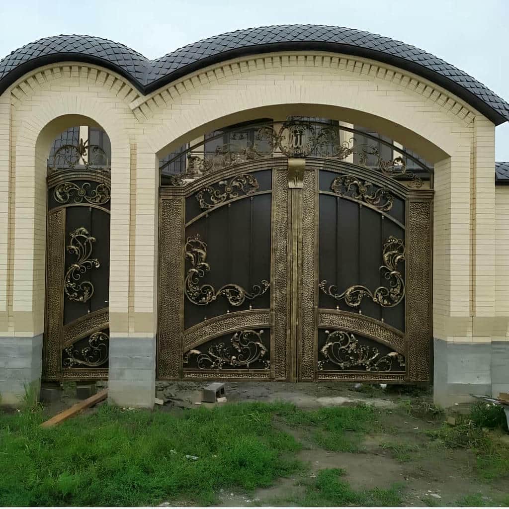 اجرای درب پارکینگ آهنی ساده قاب دار با رنگ مقاوم و حرکت روان