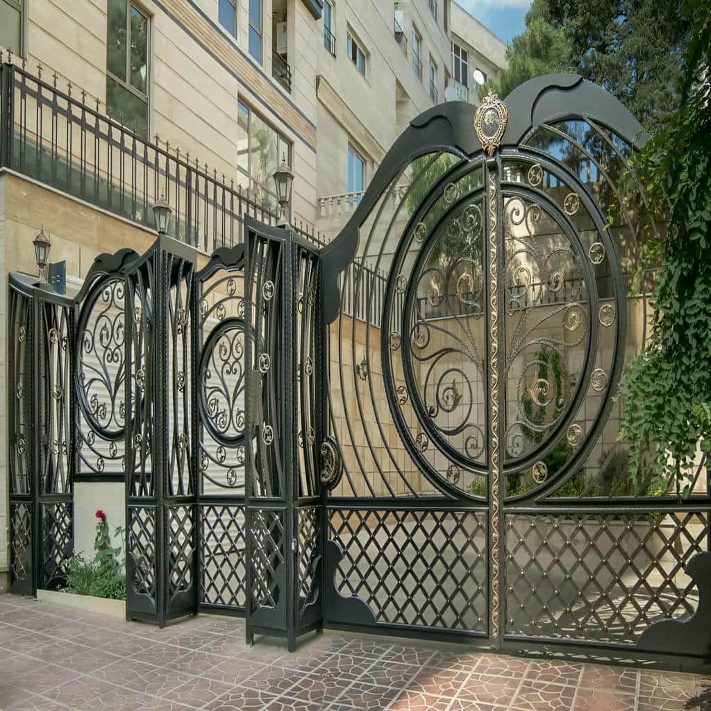 درب فلزی CNC حیاط مدل هندسی با ظاهر منظم