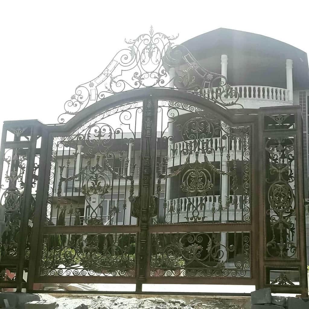 نصب درب حیاط پروفیلی کلاف دار با تراز دقیق لولا