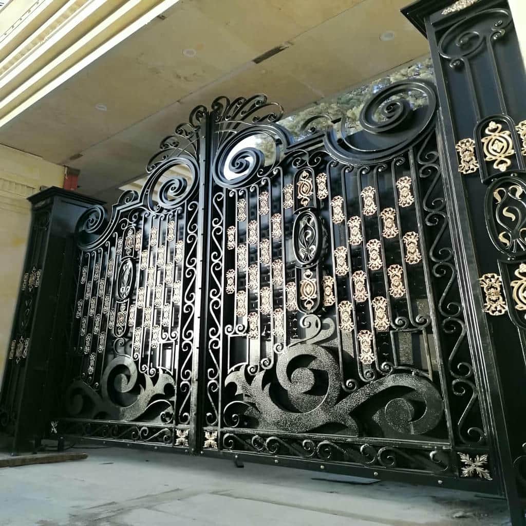 12 مدل درب حیاط فرفورژه نمای رومی