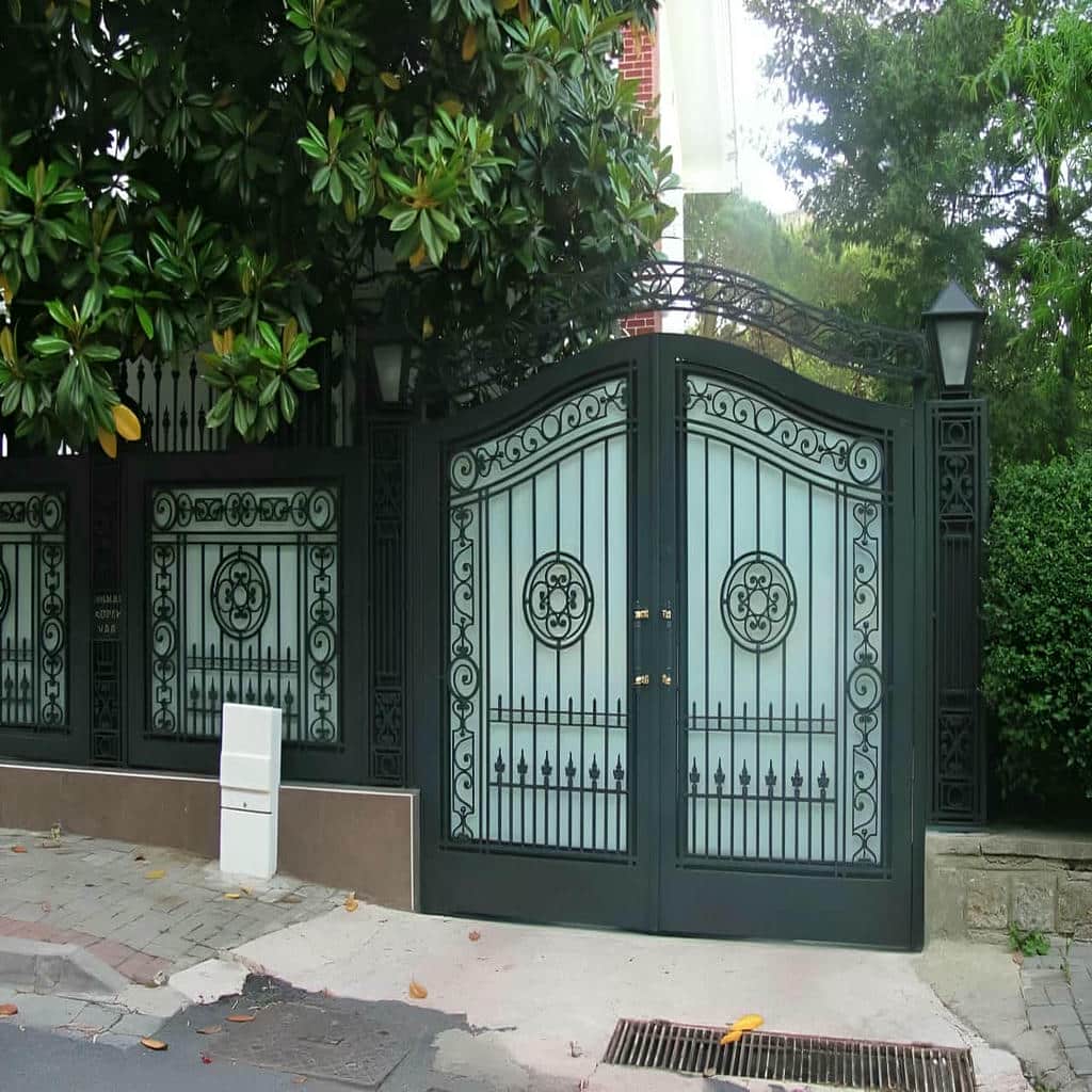 اجرای درب ویلایی CNC پنل مشبک مدل نیمه‌باز