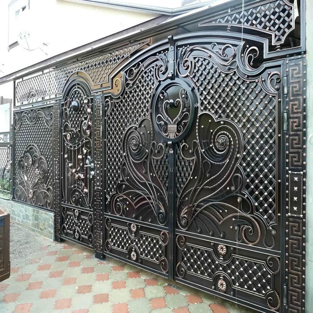 درب حیاط فرفورژه نمای رومی با تاج آهنی مقاوم