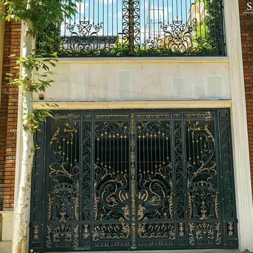 اجرای درب حیاط طاق دار برای نمای کلاسیک