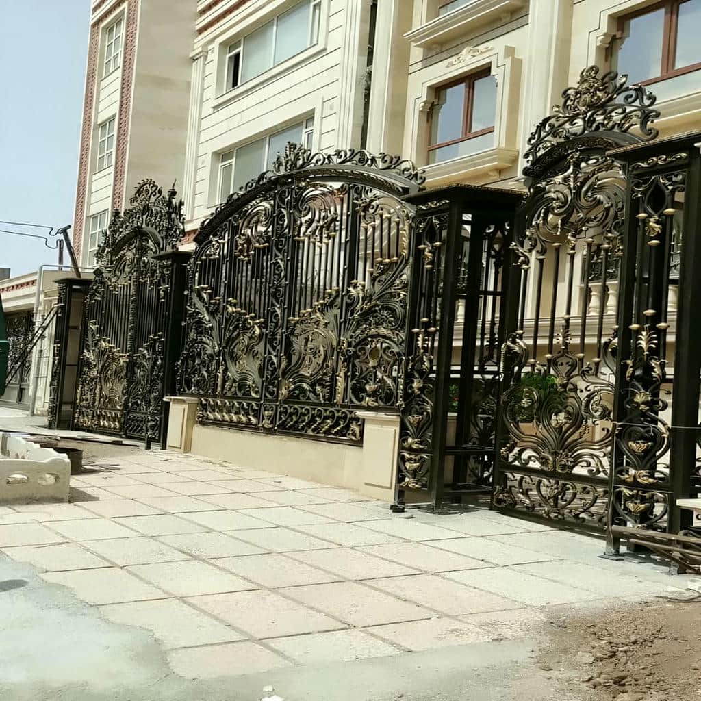 نصب درب حیاط CNC پنل مشبک با تراز دقیق کلاف