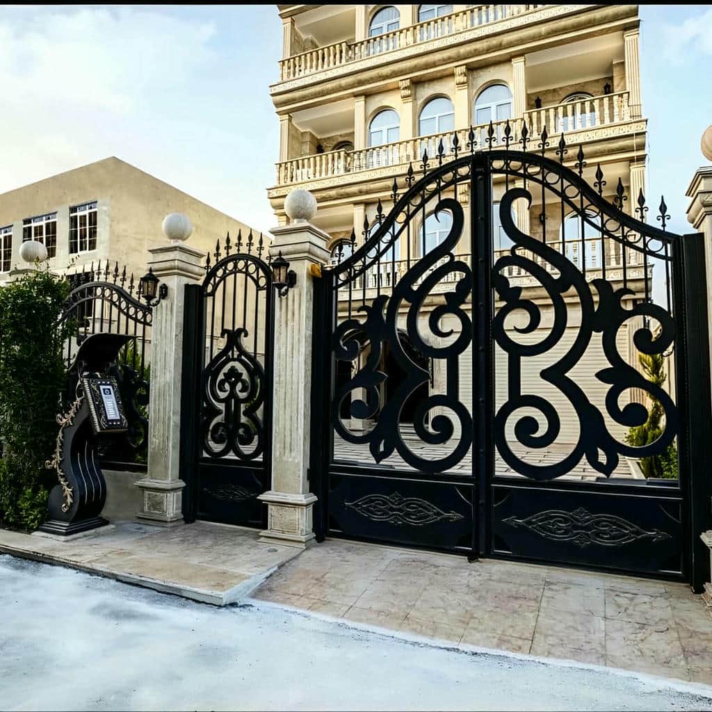 تعمیر درب پارکینگ کشویی محوطه شامل تنظیم ریل و چرخ