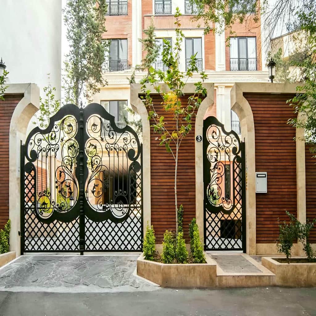درب حیاط لولایی ستون دار با لولای مقاوم و حرکت نرم
