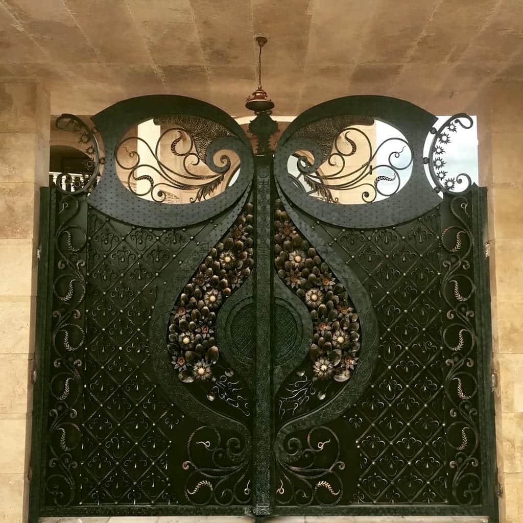 نصب درب ویلایی فرفورژه نمای رومی با چهارچوب تراز