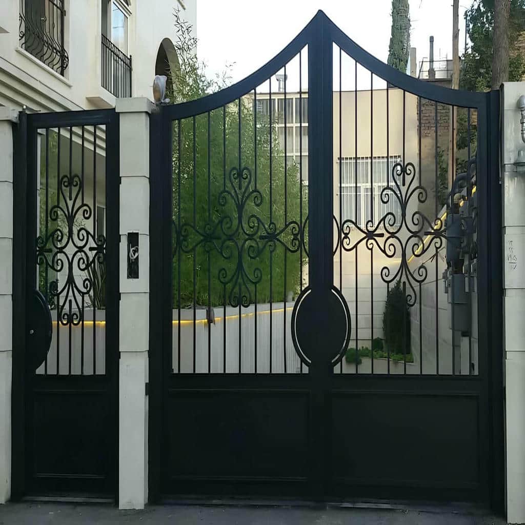 اجرای درب حیاط پروفیلی کلاف دار برای ورودی حیاط