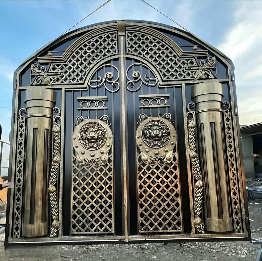 نصب درب ویلایی قاب دار محوطه با چهارچوب تراز