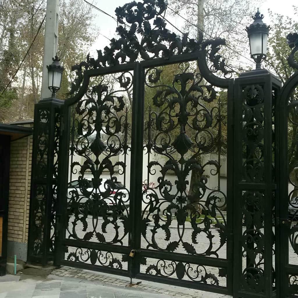خرید درب ویلایی فرفورژه نمای رومی با طرح تاج‌دار