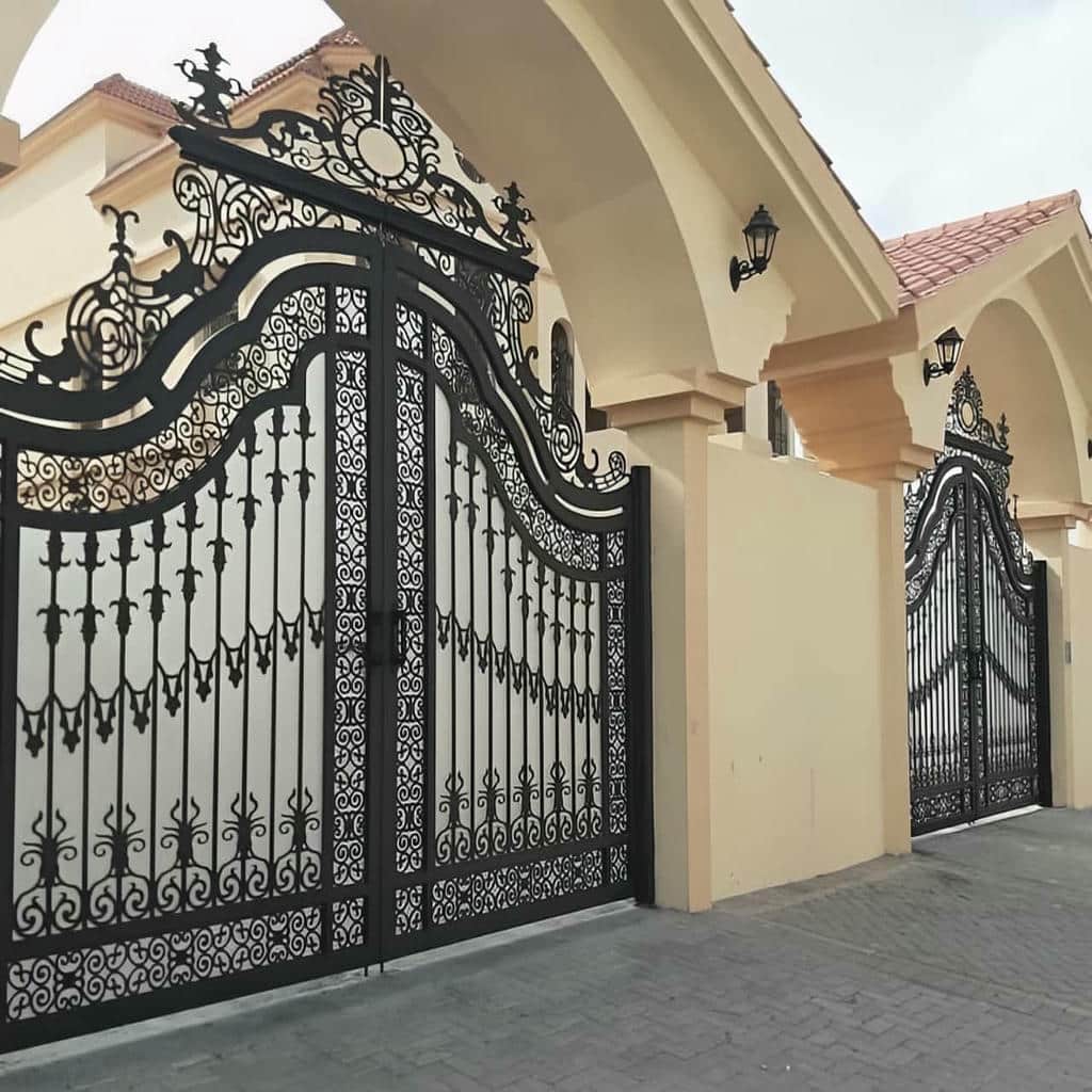 خرید درب پارکینگ فرفورژه نمای رومی با بررسی کلاف و لولا