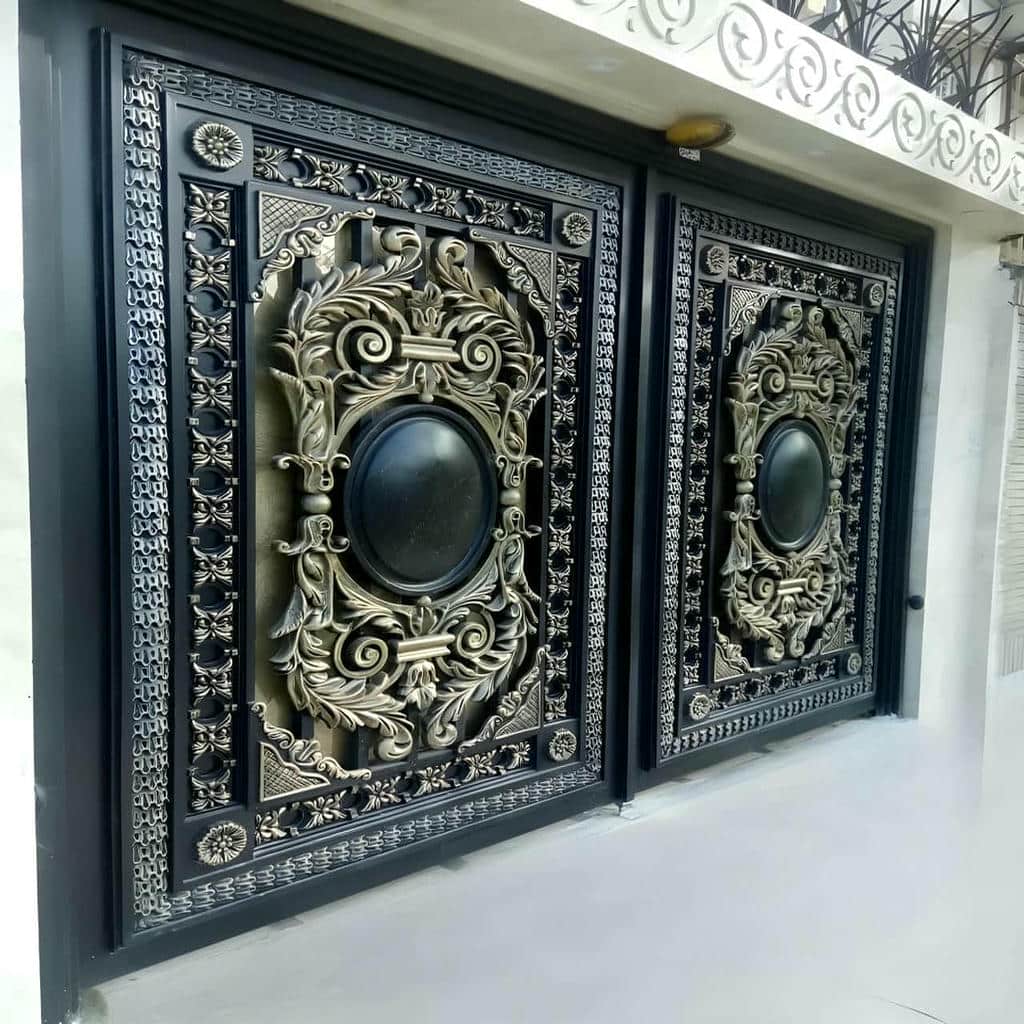 نصب درب پارکینگ فرفورژه نمای رومی با چهارچوب تراز و اجرای دقیق