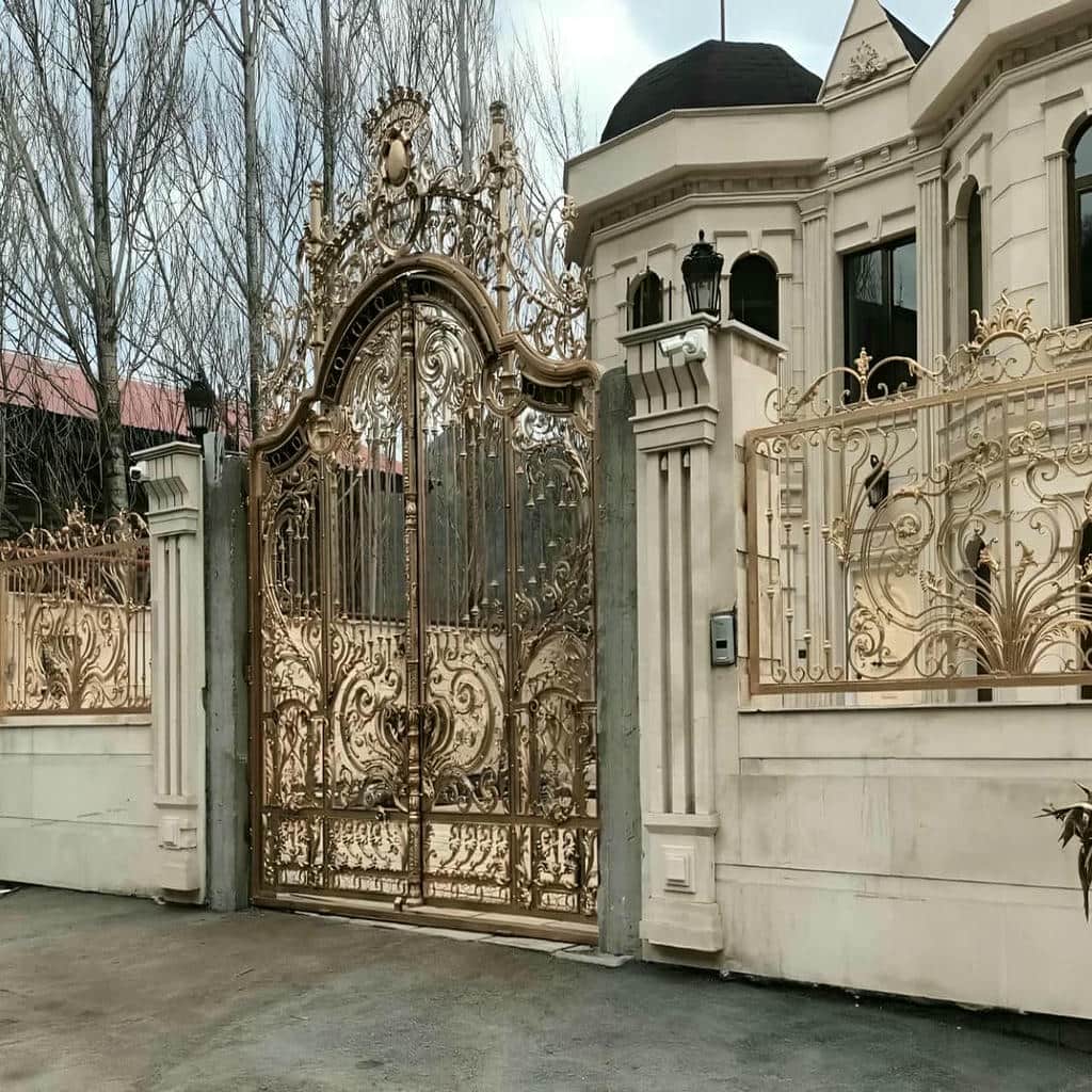 قیمت درب پارکینگ مشکی طلایی وابسته به متریال و حجم جزئیات