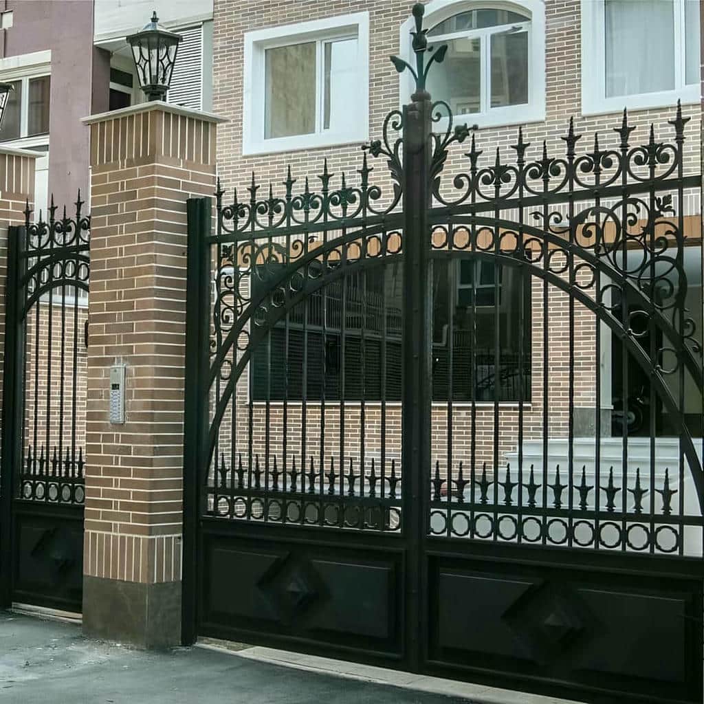 نصب درب ساختمان فرفورژه گل دار با چهارچوب تراز