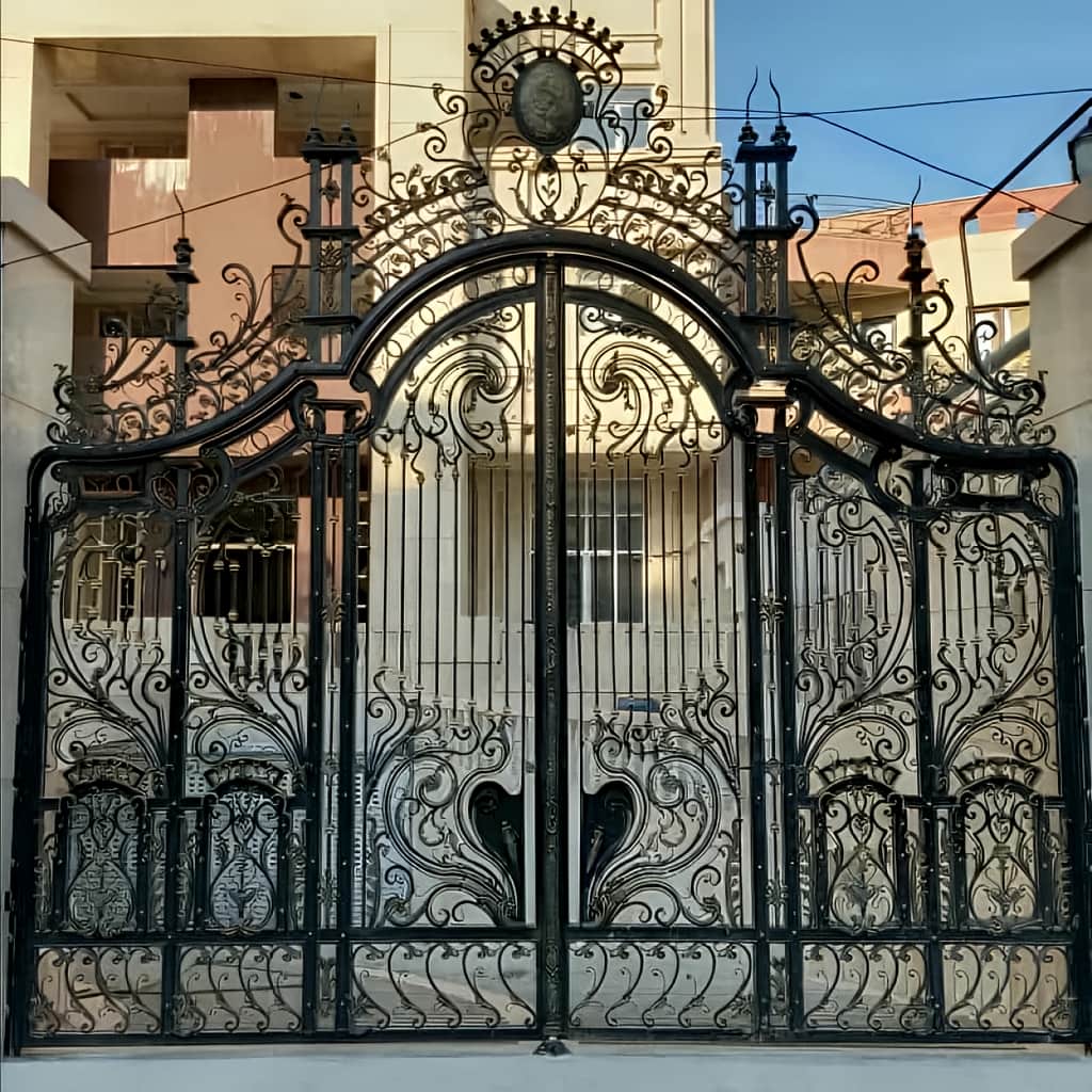 درب پارکینگ آهنی ساده قاب دار با کلاف مقاوم و قاب دقیق