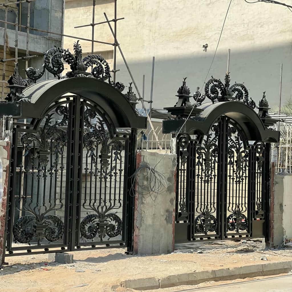 نصب درب فلزی CNC حیاط با چهارچوب تراز