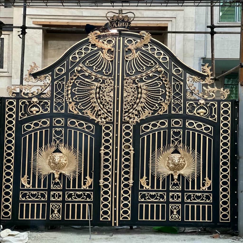 درب پارکینگ فرفورژه نمای رومی با گل نرده مقاوم و قاب دقیق