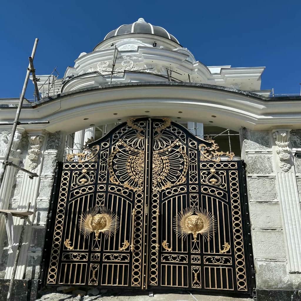 قیمت درب ساختمان فرفورژه گل دار وابسته به متریال و ابعاد ساخت