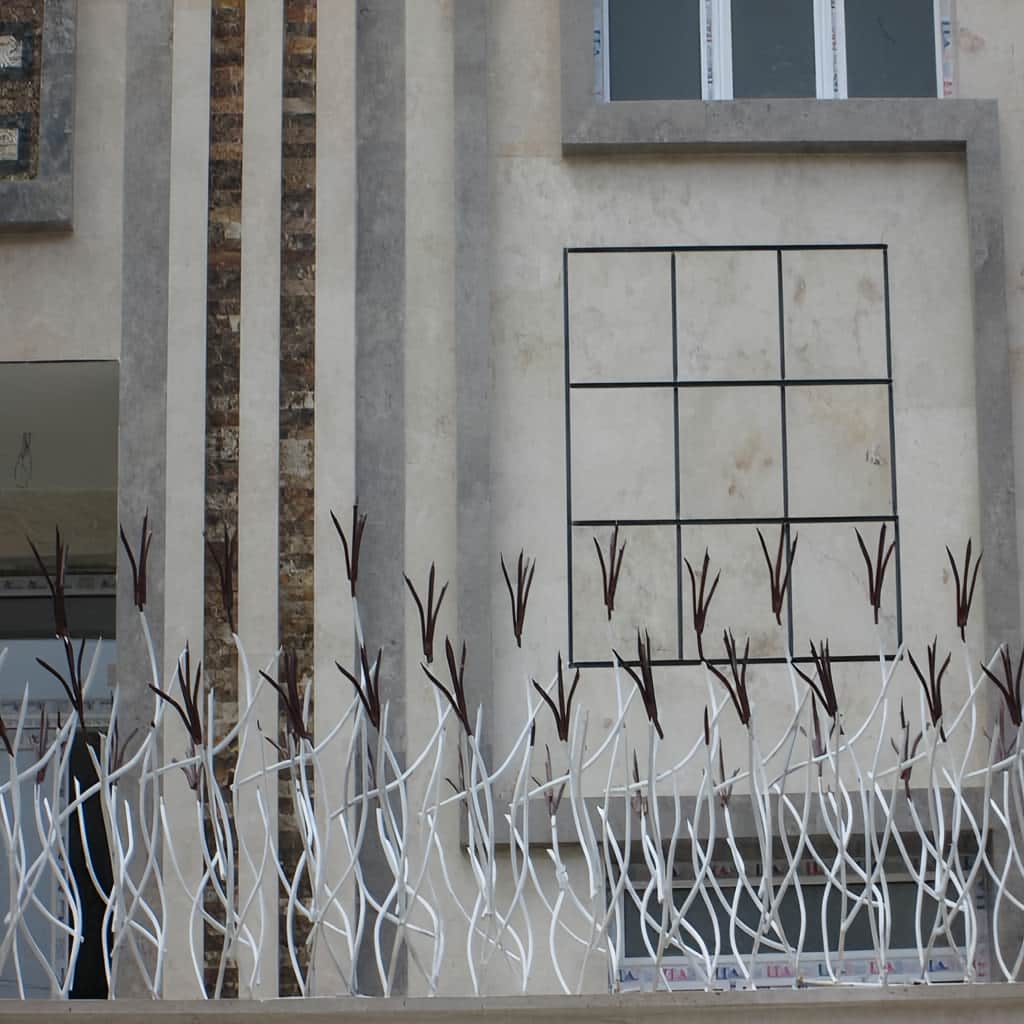 حفاظ غنچه ای روی دیوار ساختمان