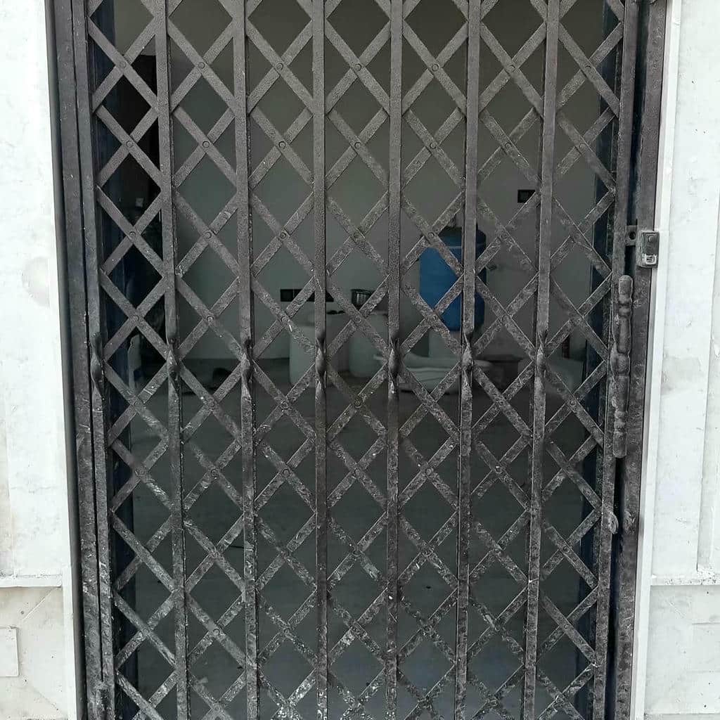 محافظ درب آپارتمان ورودی ساختمان