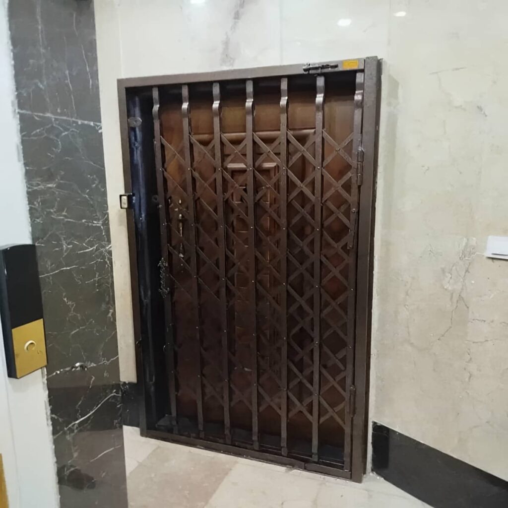 حفاظ ریلی درب ورودی ساختمان کلاسیک