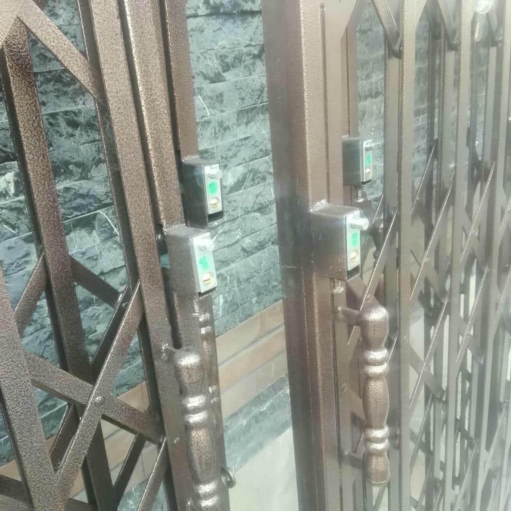 درب آکاردئونی ویلا با پوشش رنگی مقاوم