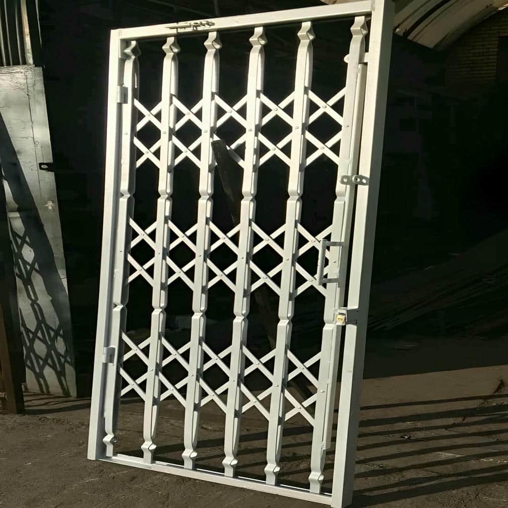 حفاظ ریلی درب فلزی با طراحی کلاسیک