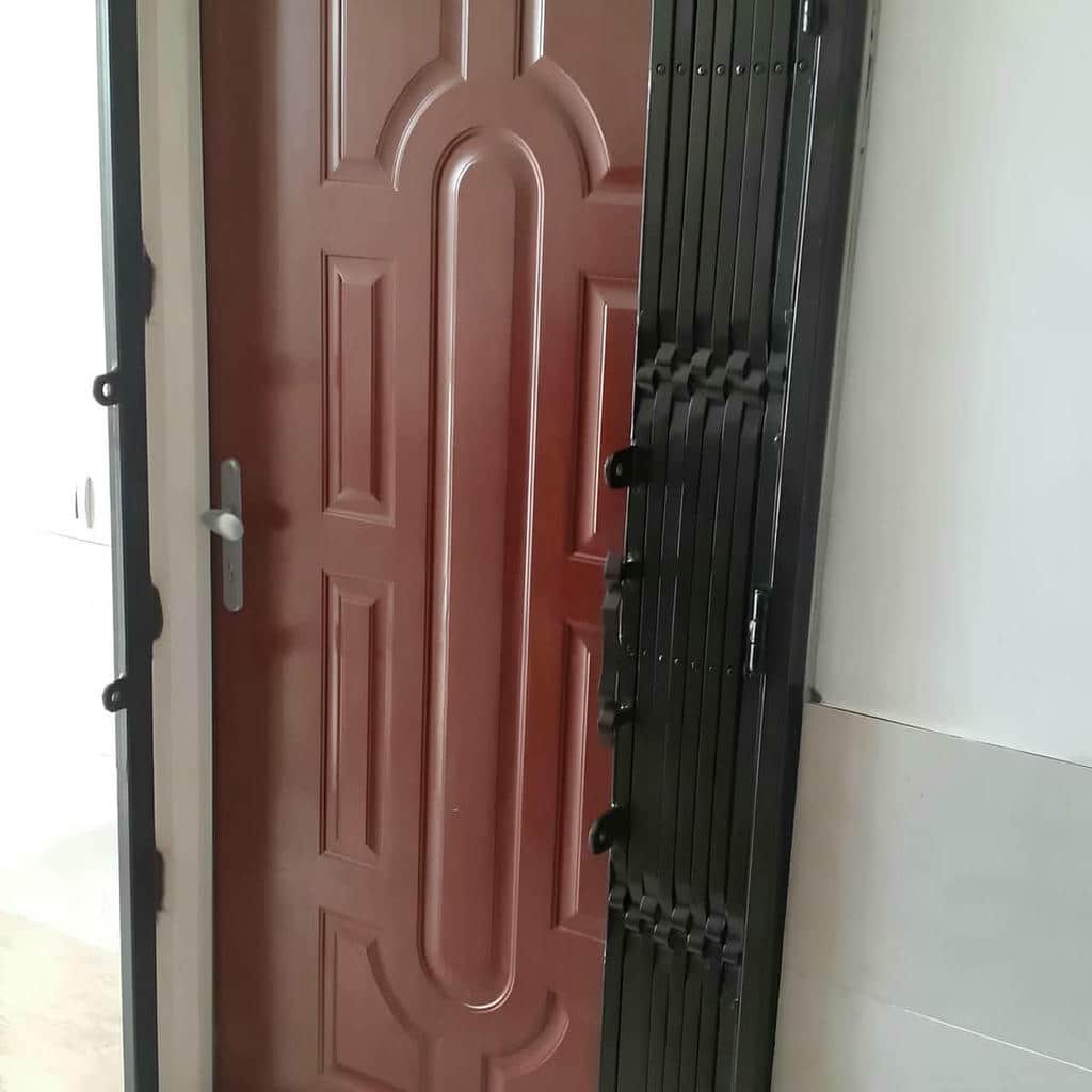 حفاظ متحرک ورودی ساختمان مدرن