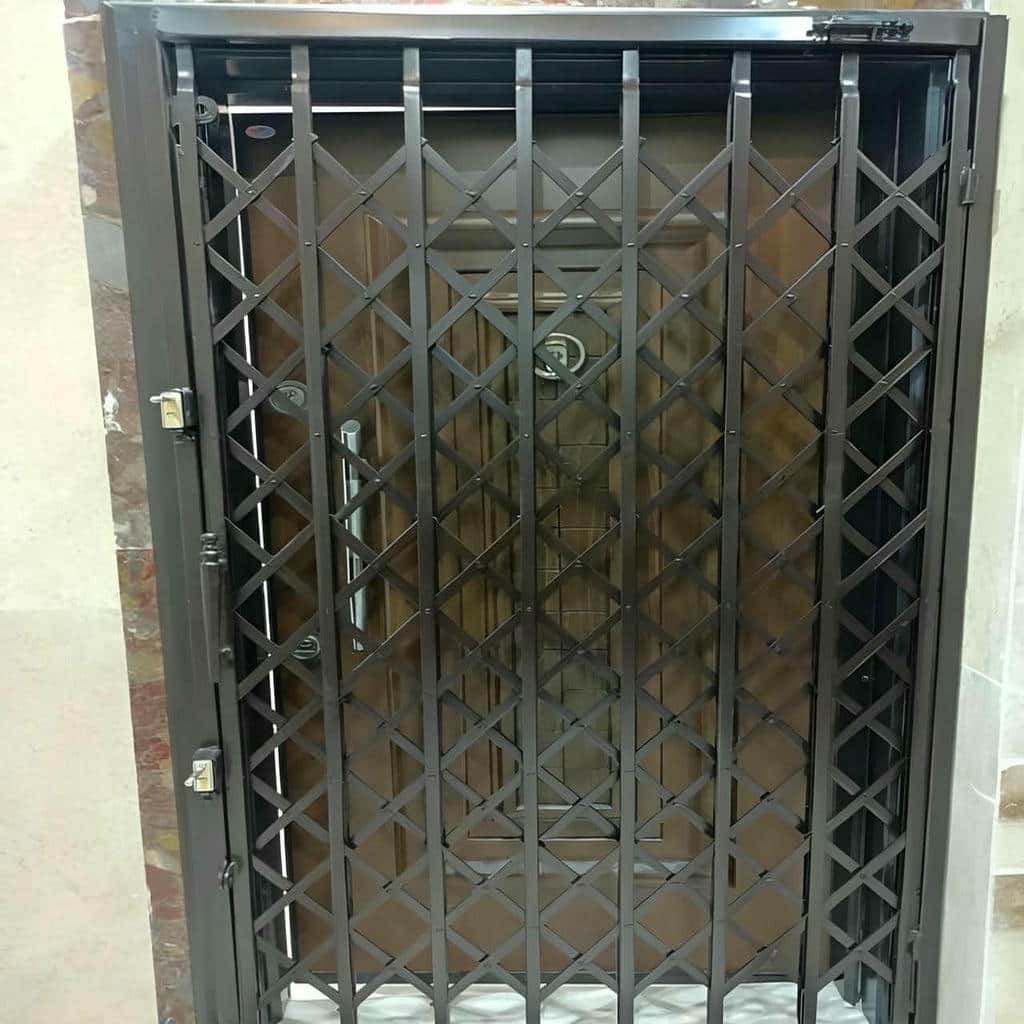 حفاظ درب ورودی پروژه ساختمانی