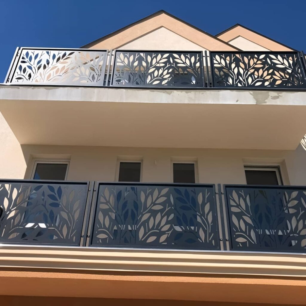 نرده چوبی راه پله با رنگ طبیعی چوب